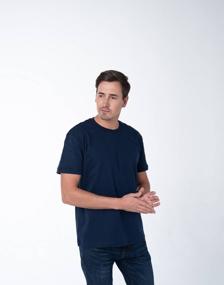 Темно-синяя мужская футболка оптом